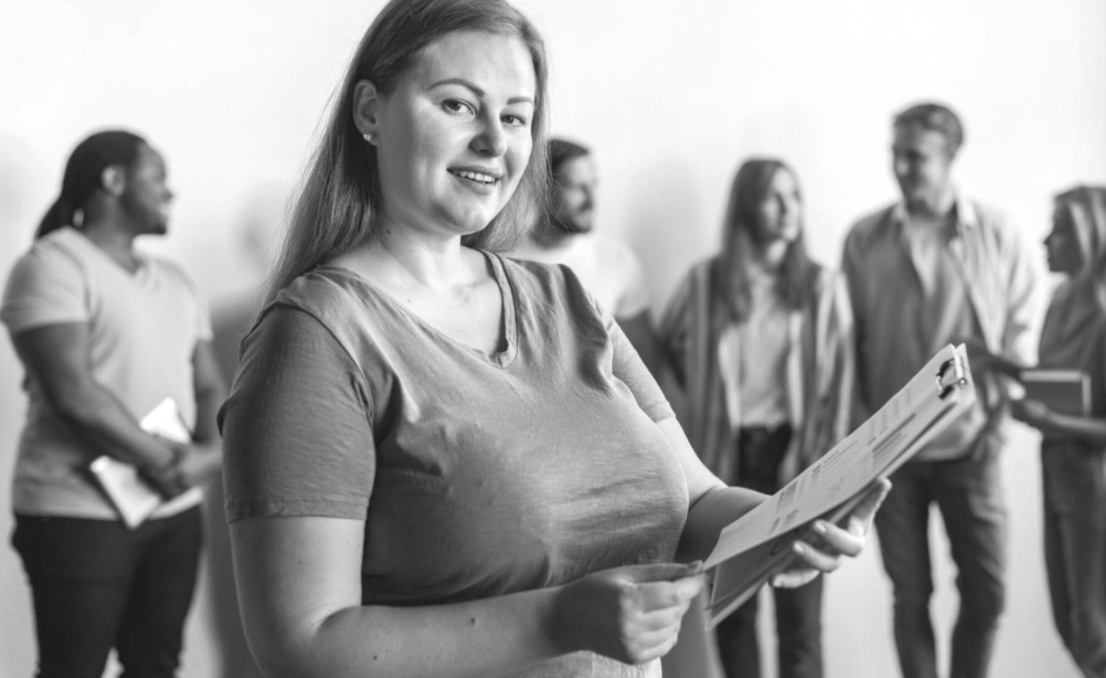 Ambiente di apprendimento moderno con tecnologie avanzate per la formazione SEO